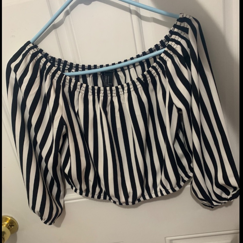 Forever 21- Off the shoulder woven top. - Picture 2 of 3